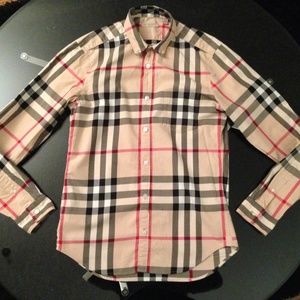 The classic fit shirt has a point collar and plack